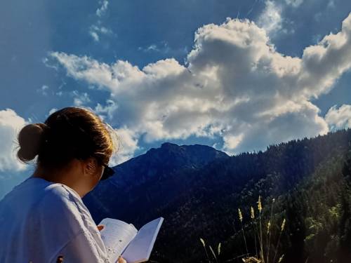 dziewczyna czyta w górach.jpg