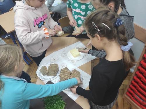 dzieci smarują chleb masłem.jpg