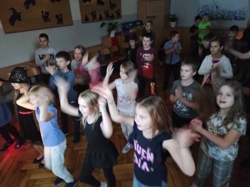 dzieci tańczą.jpg