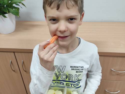 chłopiec je marchewkę.jpg
