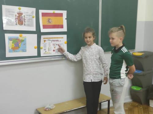 dzieci pokazują ciekawostki o Hiszpanii.jpg