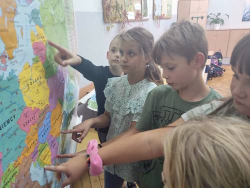 dzieci ogladają mapę świata.jpg