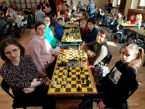 dzieci przy szachach.jpg