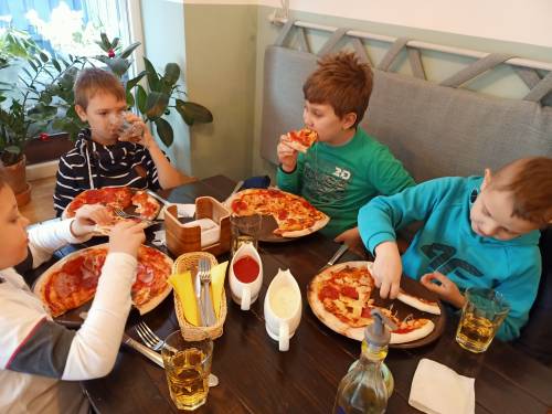 chłopcy jedzą pizze.jpg