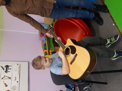 chłopiec gra na gitarze.jpg